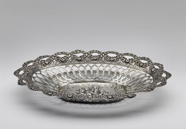 ARGENTIERE TEDESCO DEL XIX SECOLO : Cestino in argento sbalzato e traforato, decorato con scena di putti  - Asta Asta 367 | ARTE ANTICA E DEL XIX SECOLO Virtuale - Associazione Nazionale - Case d'Asta italiane