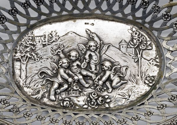 ARGENTIERE TEDESCO DEL XIX SECOLO : Cestino in argento sbalzato e traforato, decorato con scena di putti  - Asta Asta 367 | ARTE ANTICA E DEL XIX SECOLO Virtuale - Associazione Nazionale - Case d'Asta italiane