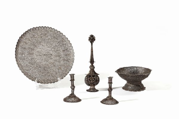 ARGENTIERE DEL XIX-XX SECOLO : Gruppo di 5 argenti: vassoio, coppia di candelabri, fruttiera ed elemento in argento  - Asta Asta 367 | ARTE ANTICA E DEL XIX SECOLO Virtuale - Associazione Nazionale - Case d'Asta italiane