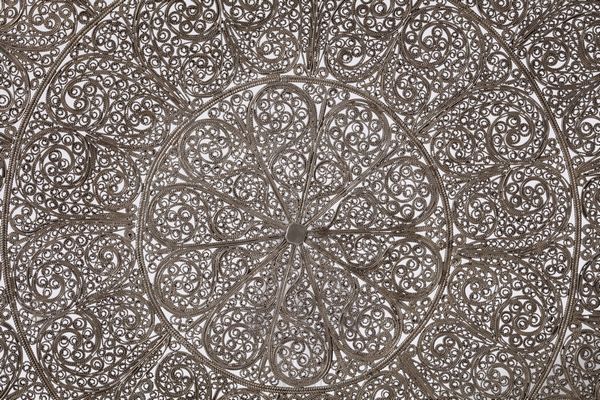 ARGENTIERE DEL XIX-XX SECOLO : Gruppo di 5 argenti: vassoio, coppia di candelabri, fruttiera ed elemento in argento  - Asta Asta 367 | ARTE ANTICA E DEL XIX SECOLO Virtuale - Associazione Nazionale - Case d'Asta italiane