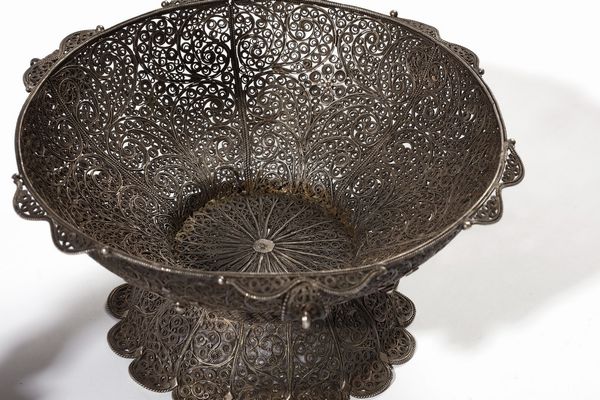 ARGENTIERE DEL XIX-XX SECOLO : Gruppo di 5 argenti: vassoio, coppia di candelabri, fruttiera ed elemento in argento  - Asta Asta 367 | ARTE ANTICA E DEL XIX SECOLO Virtuale - Associazione Nazionale - Case d'Asta italiane