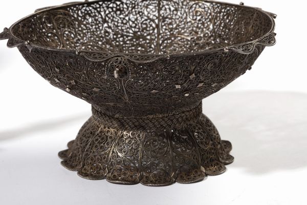 ARGENTIERE DEL XIX-XX SECOLO : Gruppo di 5 argenti: vassoio, coppia di candelabri, fruttiera ed elemento in argento  - Asta Asta 367 | ARTE ANTICA E DEL XIX SECOLO Virtuale - Associazione Nazionale - Case d'Asta italiane