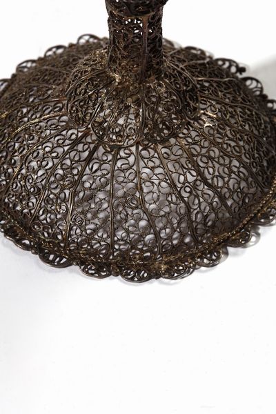 ARGENTIERE DEL XIX-XX SECOLO : Gruppo di 5 argenti: vassoio, coppia di candelabri, fruttiera ed elemento in argento  - Asta Asta 367 | ARTE ANTICA E DEL XIX SECOLO Virtuale - Associazione Nazionale - Case d'Asta italiane