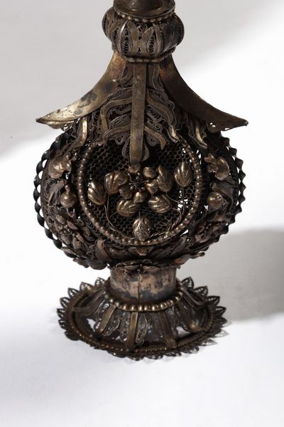 ARGENTIERE DEL XIX-XX SECOLO : Gruppo di 5 argenti: vassoio, coppia di candelabri, fruttiera ed elemento in argento  - Asta Asta 367 | ARTE ANTICA E DEL XIX SECOLO Virtuale - Associazione Nazionale - Case d'Asta italiane