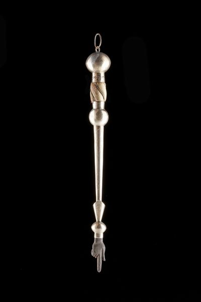 ARGENTIERE RUSSO DEL XIX SECOLO : Yad torah con inserti in legno  - Asta Asta 367 | ARTE ANTICA E DEL XIX SECOLO Virtuale - Associazione Nazionale - Case d'Asta italiane