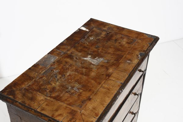 MANIFATTURA DELL'ITALIA SETTENTRIONALE, SECOLO XVIII : Comodino in legno di noce e profili ebanizzati, a quattro cassetti, poggiante su piedi a mensola  - Asta Asta 367 | ARTE ANTICA E DEL XIX SECOLO Virtuale - Associazione Nazionale - Case d'Asta italiane