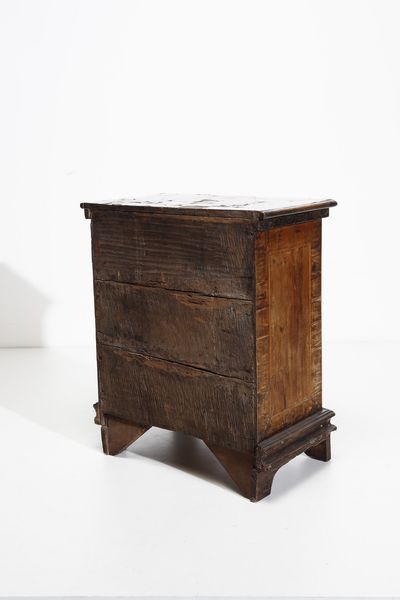 MANIFATTURA DELL'ITALIA SETTENTRIONALE, SECOLO XVIII : Comodino in legno di noce e profili ebanizzati, a quattro cassetti, poggiante su piedi a mensola  - Asta Asta 367 | ARTE ANTICA E DEL XIX SECOLO Virtuale - Associazione Nazionale - Case d'Asta italiane