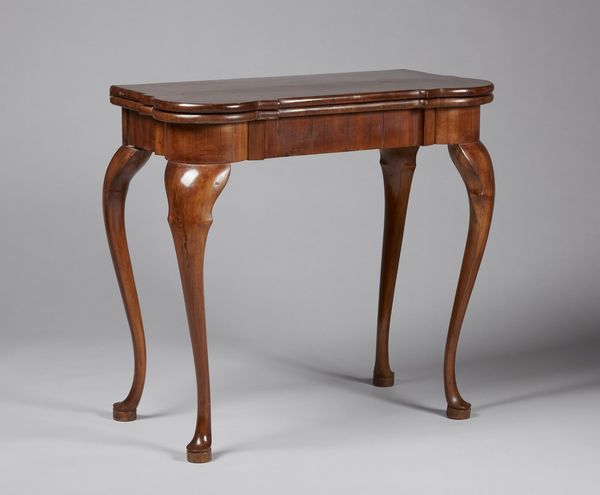 MANIFATTURA FERRARESE : Tavolino da gioco lastronato in radica di noce con piano sagomato apribile e cassetto sul fronte, gambe arcuate  - Asta Asta 367 | ARTE ANTICA E DEL XIX SECOLO Virtuale - Associazione Nazionale - Case d'Asta italiane