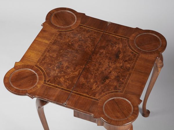 MANIFATTURA FERRARESE : Tavolino da gioco lastronato in radica di noce con piano sagomato apribile e cassetto sul fronte, gambe arcuate  - Asta Asta 367 | ARTE ANTICA E DEL XIX SECOLO Virtuale - Associazione Nazionale - Case d'Asta italiane