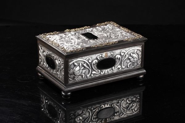 MANIFATTURA DEL XIX SECOLO : Scrigno in legno ebanizzato e lamina d'argento decorata a motivi di racemi floreali  - Asta Asta 367 | ARTE ANTICA E DEL XIX SECOLO Virtuale - Associazione Nazionale - Case d'Asta italiane