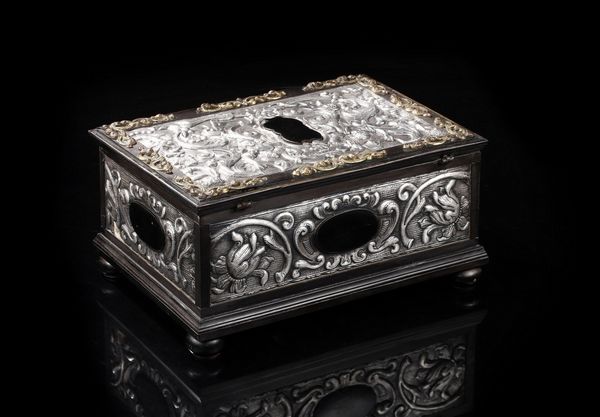 MANIFATTURA DEL XIX SECOLO : Scrigno in legno ebanizzato e lamina d'argento decorata a motivi di racemi floreali  - Asta Asta 367 | ARTE ANTICA E DEL XIX SECOLO Virtuale - Associazione Nazionale - Case d'Asta italiane