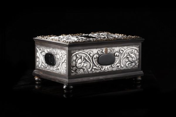 MANIFATTURA DEL XIX SECOLO : Scrigno in legno ebanizzato e lamina d'argento decorata a motivi di racemi floreali  - Asta Asta 367 | ARTE ANTICA E DEL XIX SECOLO Virtuale - Associazione Nazionale - Case d'Asta italiane