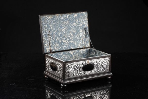 MANIFATTURA DEL XIX SECOLO : Scrigno in legno ebanizzato e lamina d'argento decorata a motivi di racemi floreali  - Asta Asta 367 | ARTE ANTICA E DEL XIX SECOLO Virtuale - Associazione Nazionale - Case d'Asta italiane