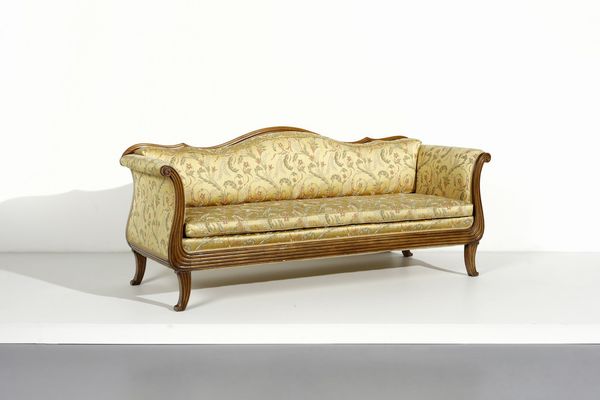 MANIFATTURA FRANCESE DEL XIX SECOLO : Divano in legno di noce foderato in seta gialla a decori floreali  - Asta Asta 367 | ARTE ANTICA E DEL XIX SECOLO Virtuale - Associazione Nazionale - Case d'Asta italiane