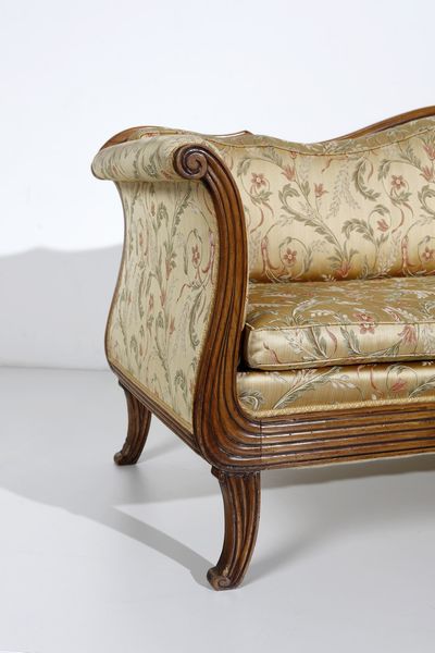 MANIFATTURA FRANCESE DEL XIX SECOLO : Divano in legno di noce foderato in seta gialla a decori floreali  - Asta Asta 367 | ARTE ANTICA E DEL XIX SECOLO Virtuale - Associazione Nazionale - Case d'Asta italiane
