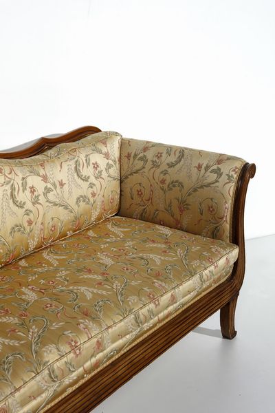 MANIFATTURA FRANCESE DEL XIX SECOLO : Divano in legno di noce foderato in seta gialla a decori floreali  - Asta Asta 367 | ARTE ANTICA E DEL XIX SECOLO Virtuale - Associazione Nazionale - Case d'Asta italiane