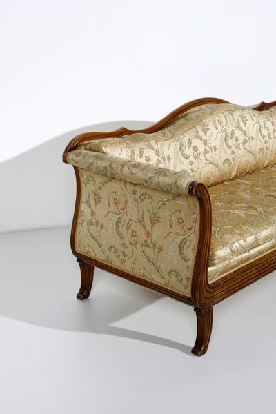 MANIFATTURA FRANCESE DEL XIX SECOLO : Divano in legno di noce foderato in seta gialla a decori floreali  - Asta Asta 367 | ARTE ANTICA E DEL XIX SECOLO Virtuale - Associazione Nazionale - Case d'Asta italiane