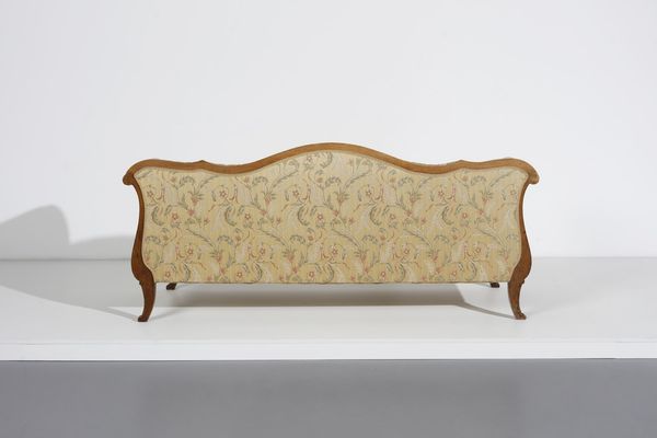 MANIFATTURA FRANCESE DEL XIX SECOLO : Divano in legno di noce foderato in seta gialla a decori floreali  - Asta Asta 367 | ARTE ANTICA E DEL XIX SECOLO Virtuale - Associazione Nazionale - Case d'Asta italiane