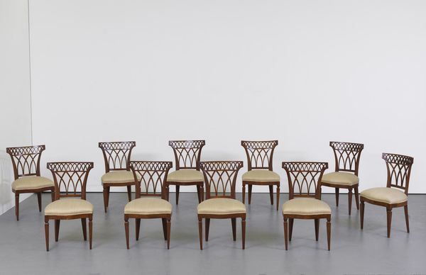 MANIFATTURA DEL XIX SECOLO : Dieci sedie in legno di noce con schienale a giorno, gambe a piramide rovesciata  - Asta Asta 367 | ARTE ANTICA E DEL XIX SECOLO Virtuale - Associazione Nazionale - Case d'Asta italiane