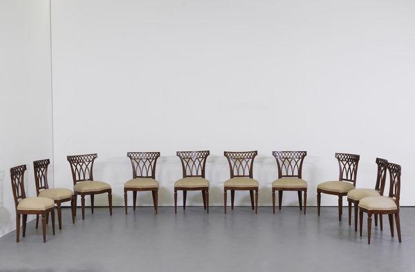 MANIFATTURA DEL XIX SECOLO : Dieci sedie in legno di noce con schienale a giorno, gambe a piramide rovesciata  - Asta Asta 367 | ARTE ANTICA E DEL XIX SECOLO Virtuale - Associazione Nazionale - Case d'Asta italiane