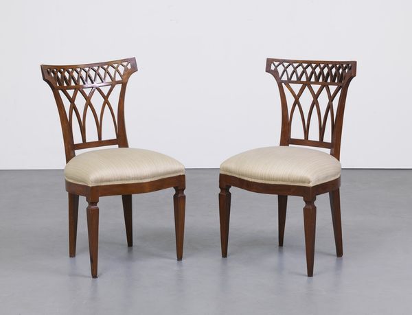 MANIFATTURA DEL XIX SECOLO : Dieci sedie in legno di noce con schienale a giorno, gambe a piramide rovesciata  - Asta Asta 367 | ARTE ANTICA E DEL XIX SECOLO Virtuale - Associazione Nazionale - Case d'Asta italiane