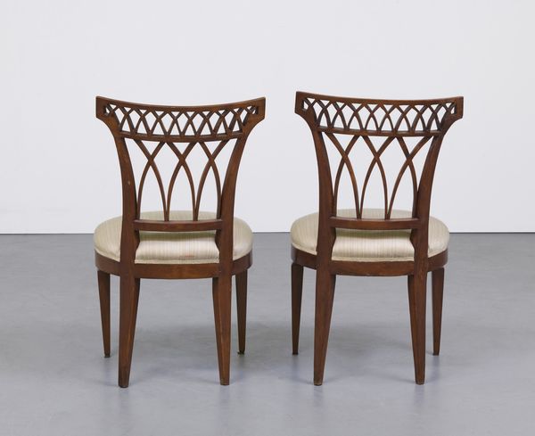 MANIFATTURA DEL XIX SECOLO : Dieci sedie in legno di noce con schienale a giorno, gambe a piramide rovesciata  - Asta Asta 367 | ARTE ANTICA E DEL XIX SECOLO Virtuale - Associazione Nazionale - Case d'Asta italiane