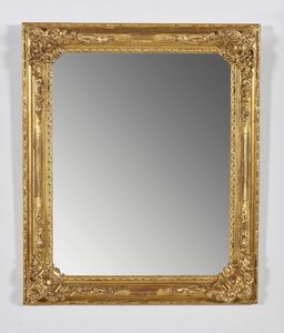 MANIFATTURA DEL XIX SECOLO - Specchiera in legno intagliato e dorato con fascia decorata agli angoli da motivi fitomorfi
