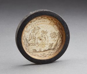 MANIFATTURA DEL XVII SECOLO - Piccolo tondo in avorio inciso e decorato in cornice in legno ebanizzato