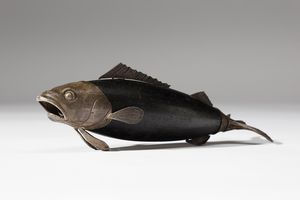 MANIFATTURA ITALIANA DEL XX SECOLO - Pepiera a forma di pesce in argento e legno ebanizzato