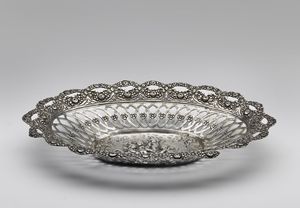 ARGENTIERE TEDESCO DEL XIX SECOLO : Cestino in argento sbalzato e traforato, decorato con scena di putti  - Asta Asta 367 | ARTE ANTICA E DEL XIX SECOLO Virtuale - Associazione Nazionale - Case d'Asta italiane