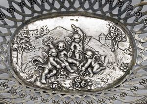 ARGENTIERE TEDESCO DEL XIX SECOLO : Cestino in argento sbalzato e traforato, decorato con scena di putti  - Asta Asta 367 | ARTE ANTICA E DEL XIX SECOLO Virtuale - Associazione Nazionale - Case d'Asta italiane