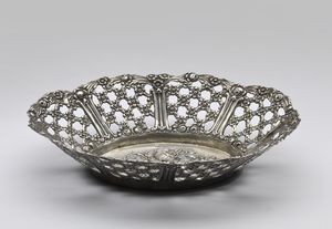 ARGENTIERE TEDESCO DEL XIX SECOLO : Cestino in argento con decorazioni floreali  - Asta Asta 367 | ARTE ANTICA E DEL XIX SECOLO Virtuale - Associazione Nazionale - Case d'Asta italiane