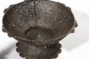 ARGENTIERE DEL XIX-XX SECOLO : Gruppo di 5 argenti: vassoio, coppia di candelabri, fruttiera ed elemento in argento  - Asta Asta 367 | ARTE ANTICA E DEL XIX SECOLO Virtuale - Associazione Nazionale - Case d'Asta italiane