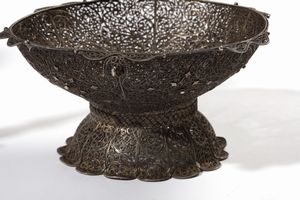 ARGENTIERE DEL XIX-XX SECOLO : Gruppo di 5 argenti: vassoio, coppia di candelabri, fruttiera ed elemento in argento  - Asta Asta 367 | ARTE ANTICA E DEL XIX SECOLO Virtuale - Associazione Nazionale - Case d'Asta italiane