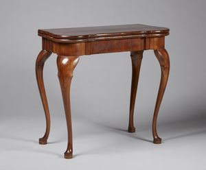 MANIFATTURA FERRARESE : Tavolino da gioco lastronato in radica di noce con piano sagomato apribile e cassetto sul fronte, gambe arcuate  - Asta Asta 367 | ARTE ANTICA E DEL XIX SECOLO Virtuale - Associazione Nazionale - Case d'Asta italiane