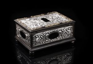 MANIFATTURA DEL XIX SECOLO : Scrigno in legno ebanizzato e lamina d'argento decorata a motivi di racemi floreali  - Asta Asta 367 | ARTE ANTICA E DEL XIX SECOLO Virtuale - Associazione Nazionale - Case d'Asta italiane