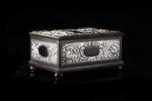 MANIFATTURA DEL XIX SECOLO : Scrigno in legno ebanizzato e lamina d'argento decorata a motivi di racemi floreali  - Asta Asta 367 | ARTE ANTICA E DEL XIX SECOLO Virtuale - Associazione Nazionale - Case d'Asta italiane