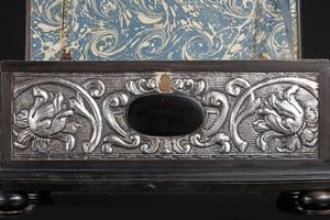 MANIFATTURA DEL XIX SECOLO : Scrigno in legno ebanizzato e lamina d'argento decorata a motivi di racemi floreali  - Asta Asta 367 | ARTE ANTICA E DEL XIX SECOLO Virtuale - Associazione Nazionale - Case d'Asta italiane
