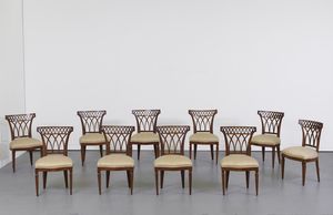 MANIFATTURA DEL XIX SECOLO - Dieci sedie in legno di noce con schienale a giorno, gambe a piramide rovesciata