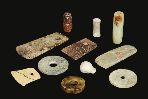 GRUPPO DI UNDICI GIADE, CINA, PERIODO NEOLITICO, DINASTIA HAN  - Asta Arte orientale | 东方艺术   - Associazione Nazionale - Case d'Asta italiane