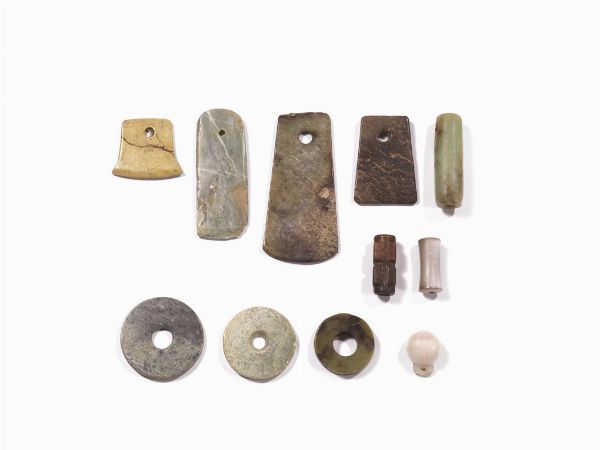 GRUPPO DI UNDICI GIADE, CINA, PERIODO NEOLITICO, DINASTIA HAN  - Asta Arte orientale | 东方艺术   - Associazione Nazionale - Case d'Asta italiane