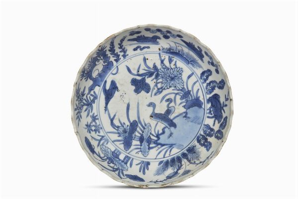 PIATTO, CINA, DINASTIA MING, SEC. XVII  - Asta Arte orientale | 东方艺术   - Associazione Nazionale - Case d'Asta italiane