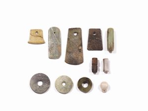 GRUPPO DI UNDICI GIADE, CINA, PERIODO NEOLITICO, DINASTIA HAN  - Asta Arte orientale | 东方艺术   - Associazione Nazionale - Case d'Asta italiane