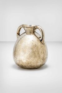 Eros Genazzi - Vaso in argento martellato a due anse.