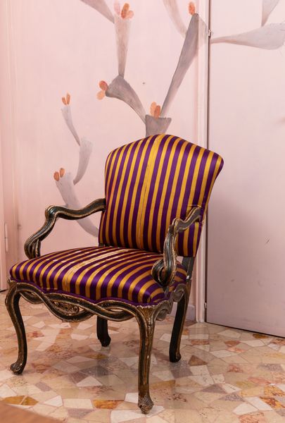 Poltrona in legno intagliato. Veneto, XVIII secolo  - Asta ECLECTICA, the home of designer Nicol Castellini Baldissera - Associazione Nazionale - Case d'Asta italiane