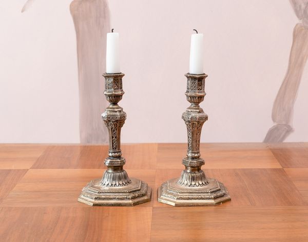 Coppia di candelieri in metallo argentato. Francia, prod. Christofle, XX secolo  - Asta ECLECTICA, the home of designer Nicol� Castellini Baldissera - Associazione Nazionale - Case d'Asta italiane