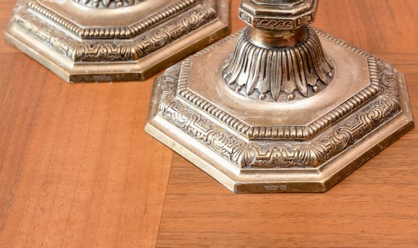 Coppia di candelieri in metallo argentato. Francia, prod. Christofle, XX secolo  - Asta ECLECTICA, the home of designer Nicol� Castellini Baldissera - Associazione Nazionale - Case d'Asta italiane