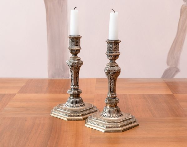 Coppia di candelieri in metallo argentato. Francia, prod. Christofle, XX secolo  - Asta ECLECTICA, the home of designer Nicol� Castellini Baldissera - Associazione Nazionale - Case d'Asta italiane