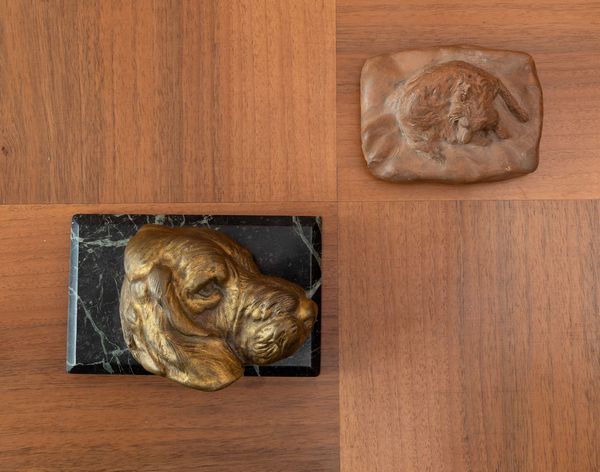 Due fermacarte modellati a figure di segugi  - Asta ECLECTICA, the home of designer Nicol Castellini Baldissera - Associazione Nazionale - Case d'Asta italiane