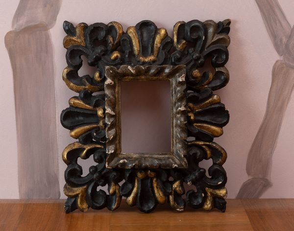 Piccola cornice in legno laccato e dorato. XVIII secolo  - Asta ECLECTICA, the home of designer Nicol Castellini Baldissera - Associazione Nazionale - Case d'Asta italiane